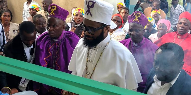 Lubero : le Patriarche Kalwaghe inaugure un bloc opératoire et une maternité à Kinyatsi, et offre 12 accouchements et une semaine d’examens gratuits