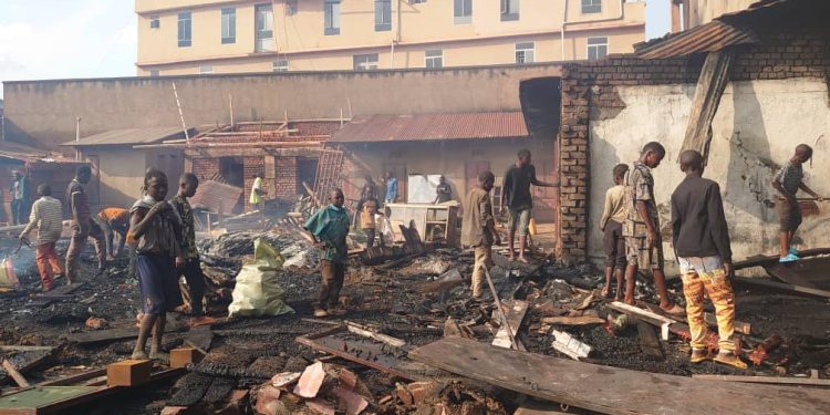 Butembo : un incendie réduit en cendres plusieurs biens derrière l’hôtel Versailles