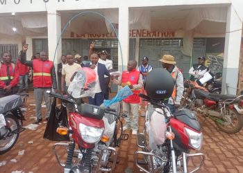 Promotion “Joyeux Noël et Bonne Année” : deux clients gagnent des motos EG 125 chez Kasereka Nzoli après tombola