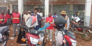 Promotion “Joyeux Noël et Bonne Année” : deux clients gagnent des motos EG 125 chez Kasereka Nzoli après tombola