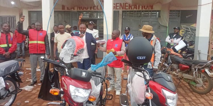 Promotion “Joyeux Noël et Bonne Année” : deux clients gagnent des motos EG 125 chez Kasereka Nzoli après tombola