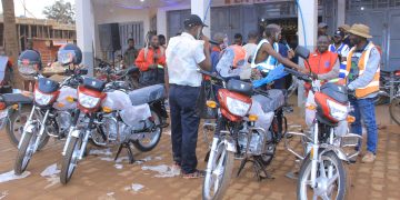 Promotion “Joyeux Noël et Bonne Année” : deux clients gagnent des motos EG 125 chez Kasereka Nzoli après tombola