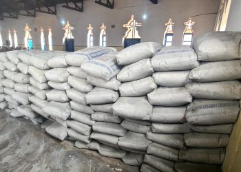 Construction d’un mur de soutènement à la S-P Vulumbi de l’EERA : l’orchestre “Lumière du Ciel” appuie les travaux avec 100 sacs de ciment