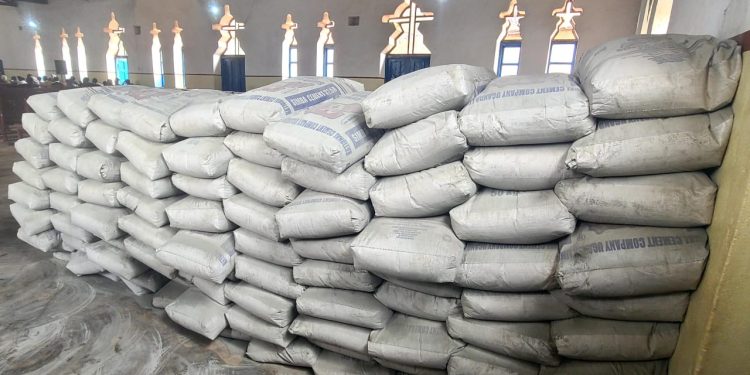 Construction d’un mur de soutènement à la S-P Vulumbi de l’EERA : l’orchestre “Lumière du Ciel” appuie les travaux avec 100 sacs de ciment