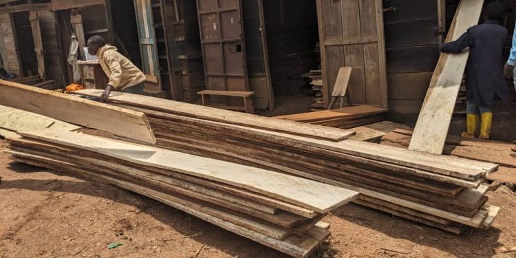 Butembo : l’insécurité persistante affecte l’approvisionnement en planches sur le marché