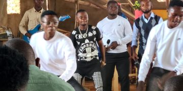 Religion : dans les chorales de l’EERA à Oïcha (Beni), Pygmées et Bantous brisent les préjugés