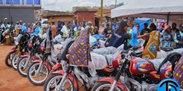 Butembo-Lubero : la TID remet près de 100 motos à crédit aux taximen et aux enseignants membres du SYECO