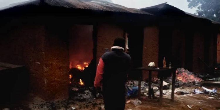Ituri : un mort, des personnes enlevées et des maisons incendiées dans une incursion des ADF à Mambasa (Bilan provisoire)