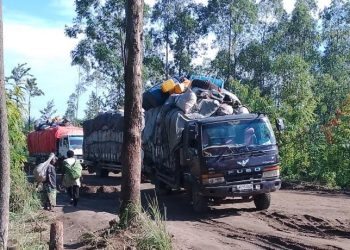 Rutshuru : plus de 20 véhicules bloqués sur l’axe Kiwanja–Kahunga suite à l’état piteux de la route