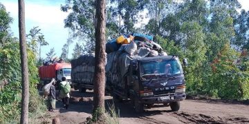 Rutshuru : plus de 20 véhicules bloqués sur l’axe Kiwanja–Kahunga suite à l’état piteux de la route