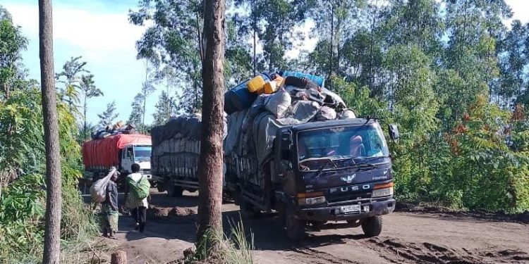 Rutshuru : plus de 20 véhicules bloqués sur l’axe Kiwanja–Kahunga suite à l’état piteux de la route